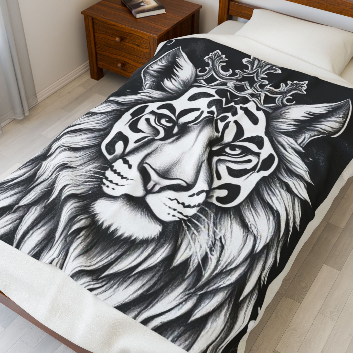 Crowned Tiger Velveteen Plush Blanket – Soft Monochrome Throw with Regal Big Cat Design for Bold & Stylish Home Décor